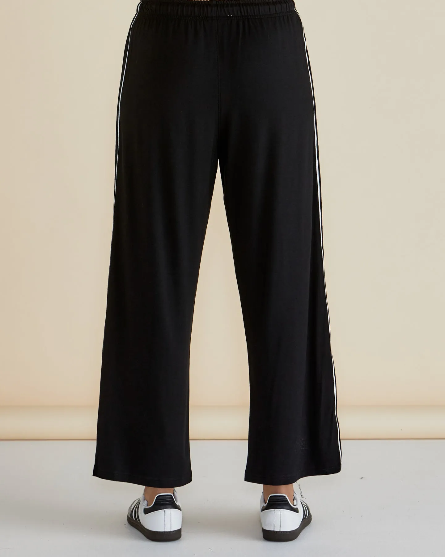 Betty Basics Evelyn Wide Leg Jogger Black