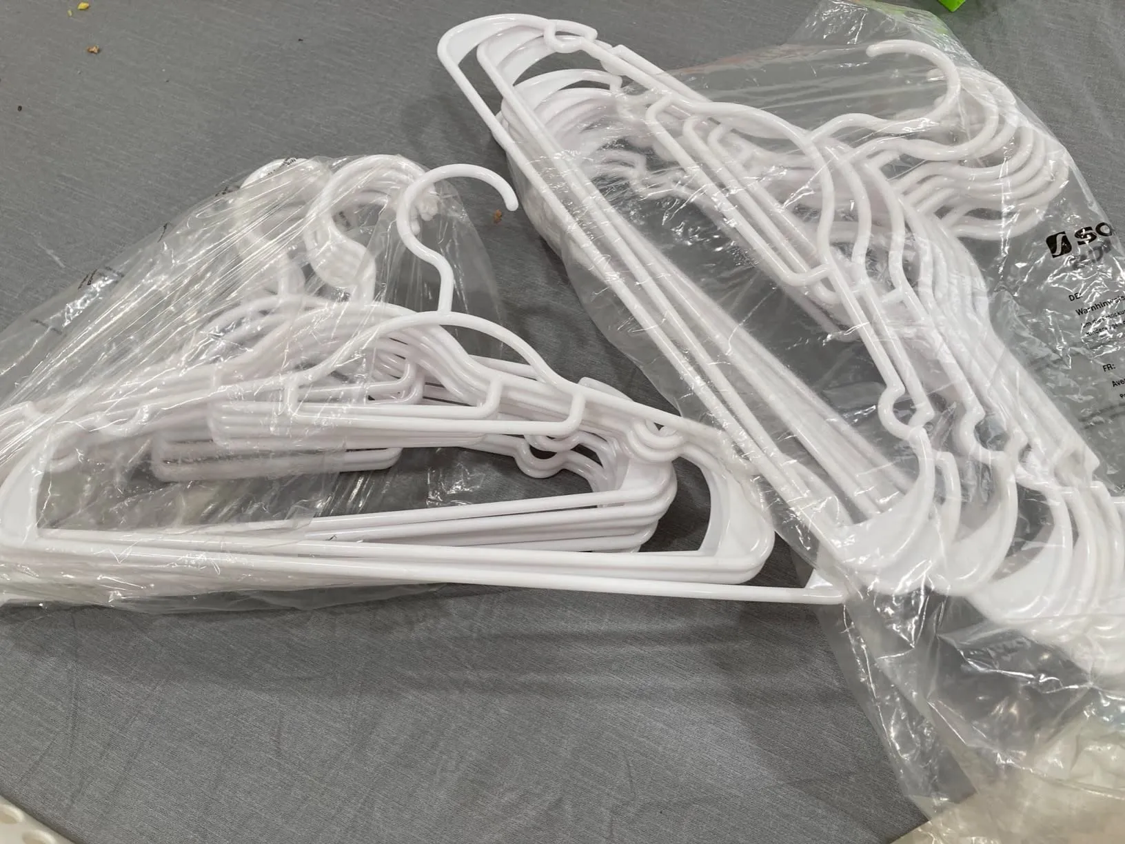 Plastic Hangers, 30 Pack Lightweight Space-Saving Hangers, Hangs up to 8 lb